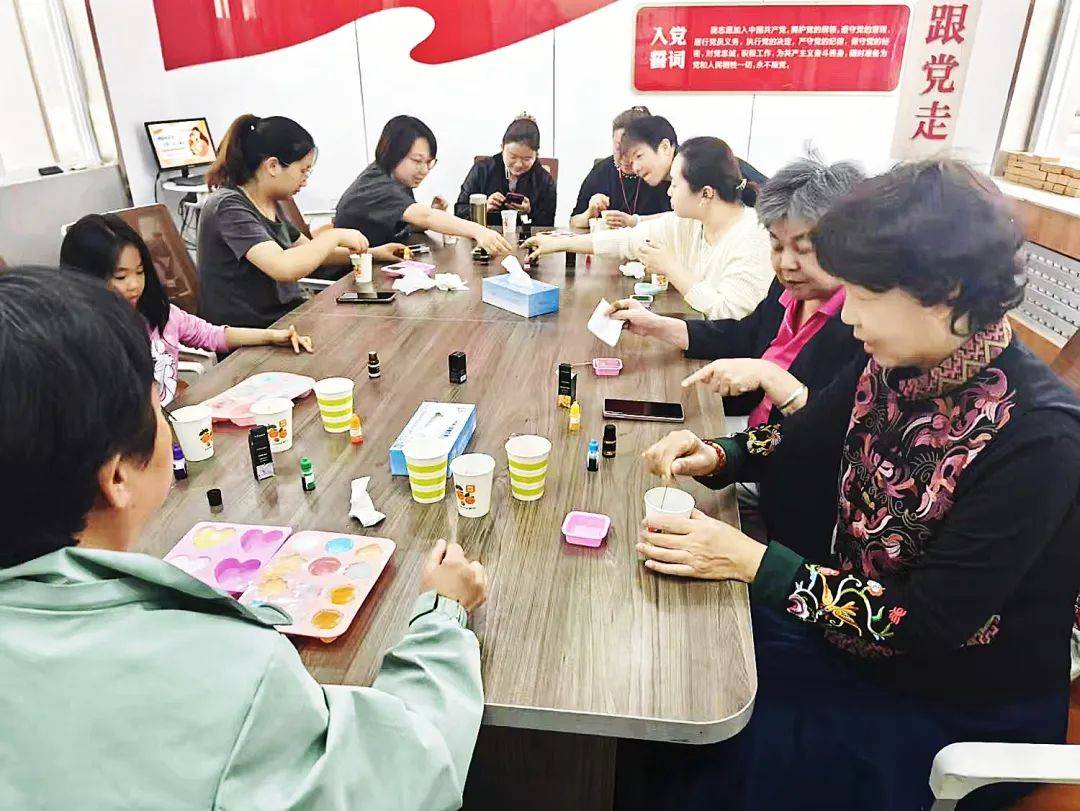 ——历下区甸柳新村街道妇联开展母亲节主题活动CQ9电子登录注册感恩母亲节 手作“皂”就爱(图3)